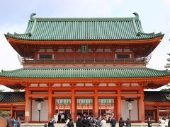 敷地内に入って平安神宮神苑に行くと、明治時代に造られた約10,000坪の池泉回遊式庭園(@600円)を散策することが出来ます。
この日は、敢無く諦めましたが・・