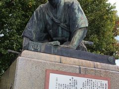 そして三条大橋東詰で４トラベラー様の旅行記でも拝見した、高山彦九郎像に遭遇しました。
高山彦九郎氏は江戸時代後期の尊皇思想家で、京都御所に拝礼している姿を表したのだそうです。