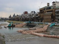 鴨川沿いに、先斗町舞練場が見えました。
１０年ほど前、ちょうど桜が咲く季節～都おどりを観に訪れた思い出が・・☆