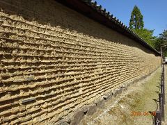 奈良らしい雰囲気の漂う東大寺の塔頭の土塀です