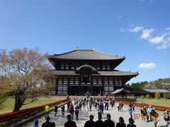 東大寺大仏堂ですが、メインの場所ですので多くの人で賑わいをみせていました。