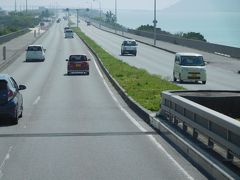 　10:10に勝連城跡を出発し、海中道路は車窓からになります。一番前の席なので、ばっちし撮れました。が、正直、上からまたは横から撮らないと、走っているだけではわからないですね。途中道の駅もあるので、個人で行かれる方は寄られるといいと思います。