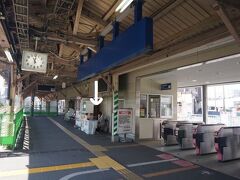 　駅は変わっても、変わらないものも。折尾駅名物「かしわめし」の売店は、西口改札前でひっそり営業されていました。
