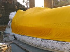 この寺の境内には白い涅槃仏があります。
体が黄色い袈裟に覆われているため、白い体は顔と足の一部のみが露出していました。