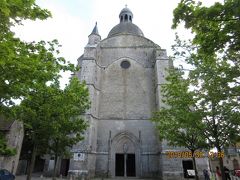 「サン・キリヤース参事会聖堂」(Saint-Quiriace) 
建造は古く12世紀にアンリ・ル・リベラル伯の命で始まりますが、
フィリップ4世（Philippe IV/1268-1314）治世下の時、
疫病やイングランドとの戦争の結果、
資金難となり未完成に終わります。

本来教会の身廊は、写真を撮っているこの位置まで延び、
ここが正面入口になる予定でした。

聖堂正面左の壁にジャンヌ・ダルクのレリーフがありました。
「１４２９年8月３日にジャンヌ・ダルクとシャルル７世が
ランスでの戴冠式の帰りにここプロヴァンに滞在し、
この聖堂でミサを聞いた」とあります。
