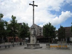旧市街の中心部にある「シャテル広場」は、
中世の時代に“貨幣の取引所”として、
またシャンパーニュ伯爵家や王家の、“勅令の下される場”として
使用されていました。

広場の中央には13世紀に建てられた「両替の十字架」
別名「勅令の十字架」と古い井戸があります。