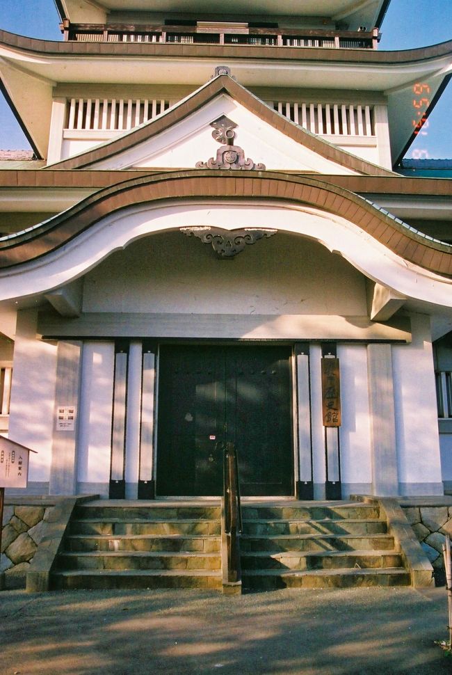 小牧城（小牧市歴史館）。<br />小牧市名誉市民である平松茂氏が京都飛雲閣を模して設計と建立したもので、昭和42（1967）年4月24日に起工、12月14日に鯱上げ式の日を迎えた後、昭和43（1968）年3月26日に竣工式が挙行されて小牧市へ寄贈されました。その後アスベストや耐震対策を含めた内装及び展示の全面改修を平成18（2010）年から行い、木造の城をイメージさせる内装を施した上で平成19（2011）年3月31日にリニューアルオープンしたものです。