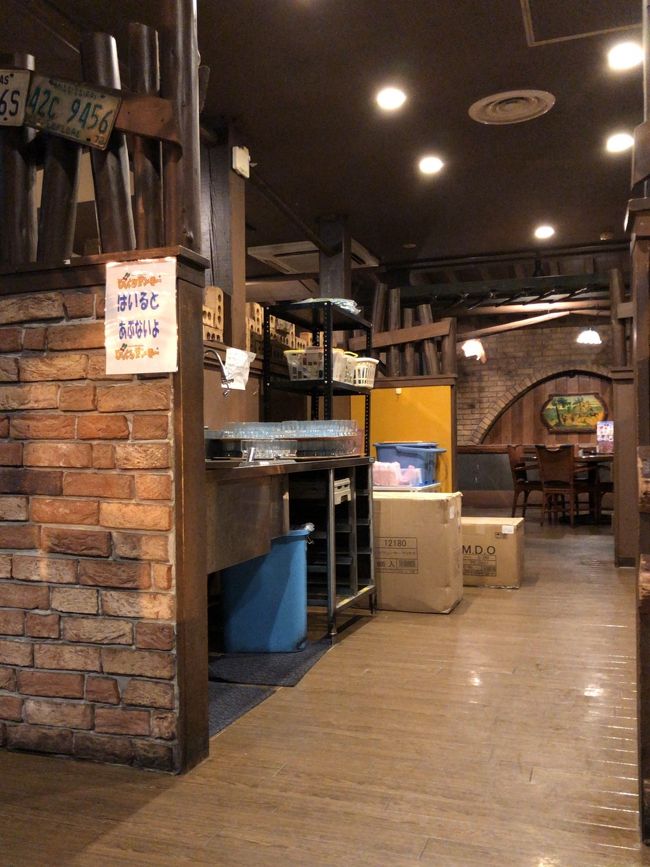 薄暗い店内は落ち着きます。