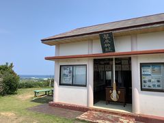 敷地内には琴平神社と地主神社があります。
与論島の祭事などを執り行う、由緒ある神社なのだそうです。

お参りした後、御朱印をいただきました。
一緒に魔除けのお塩もオマケで下さいました。
御朱印代は500円でしたが、お塩の値段を見たら300円だったので実質200円ですね。
ありがとうございます。
