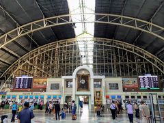 3日目朝　タイ国鉄クルンテープ駅（バンコク駅）

ちなみにこの駅、直結している地下鉄はHua Lamphong（フワランポーン）駅という

JRは大阪駅で私鉄・地下鉄は梅田駅というようなものか...