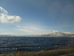 定山渓から支笏湖に向かいます。

いいお天気で車内もポカポカ暖かい。