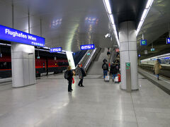 7:33、空港駅（Flughafen Wien）に到着。
予定より9分早く到着できました。