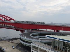 神戸大橋と並走している　
ポートライナー