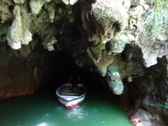 洞窟の中は撮影禁止で、まず、ガイドさんの説明を聞きながら鍾乳洞を拝見。
次は、こんなボートに乗りとにかく静かにしながら、土ボタルの見学！
ゴールドコーストで土ボタルを見たけど、ここは想像以上の神秘的な光の多さ♪
とてもきれいです♪
