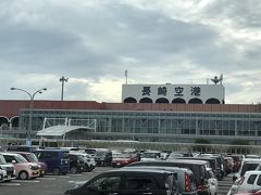 のんびり出発して長崎空港へ。
こぢんまりしてるから地方空港って結構好きなんです。

市街地まではリムジンバスで約45分。空港出口近くにバス停があるのですが、運悪くチケットを買っていると、バスが来てしまい買い終わる頃にはバスが行ってしまいました。。。
頻繁にバスが出ているわけではなかったので３０分位待ちぼうけした。
最初のバスに乗れたら、時間無駄にせずに済んだのにーっと自己嫌悪。

