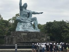 その後徒歩で平和公園へ。
TVで見た像が見えてきた！
ここに付く前に噴水があるんだけど、天気が良かったのもあってきれいでした。
こちらは小学生の団体。授業中のよう。もう少し近づきたかったけど、恥ずかしいから遠目で。

この平和祈念像は9.7m

広島にの原爆ドームにも行ったことがないので、私ははじめて原爆の事を考えるいい機会になったと思います。平和な毎日がずっと続きますように。そしてこの願いが世界中に響きますように。