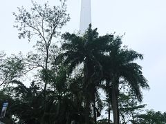 17:30
バスで隣に乗ったアジャというマレーシア人がわざわざ同じバス停で降りて、KLタワーまで案内してくれました(・o・)!!
断っても「いいからいいから」って感じで着いてきてくれて。
ちょっとありがた迷惑だけどいい人だなあと思ってました……この時は。


▼KLタワー(Kuala Lumpur Tower)
現地名：Menara Kuala Lumpur
高さ421mの通信塔。
