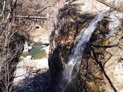 この滝は『虹見の滝』、奥に『虹見橋』があります。
橋を渡りrunが始まります。