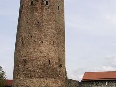 旧市街周辺のグラウアー塔（灰色の塔）近くにあった駐車場に車を停め、駐車券1時間（Euro1＝102円）にした。

＜Grauer Turmグラウアー塔（灰色の塔）＞
1274年に初めて記録されている「グラウアー塔（灰色の塔）」は 37 m の高さがあり、ドイツに現存する塔で最も古く、高い町の見張り塔（かつての牢獄）である。

地図で見ると、旧市街は全長 2.5 km、高さ 7.5 m から 10 m、厚さ平均 3 m の市壁で囲まれていて、各所に塔が立っている。
その中心にマルクト広場があり、中世の街作りの形が今でも良く分かるのだ。

唯、18世紀以降その 2/3 が取り壊された。現存するのはフラウエン塔、グラウアー塔、グレーベン塔、ローゼン塔、ヨルダン塔、レーギル塔、アム・バート塔、ブライヒェン塔、カンツェル塔、ヴィンター塔の10塔である。
（最後の4基はいわゆる新市街を囲む市壁部分である）。

写真はFritzlarフリッツラー・Grauer_Turmグラウアー塔