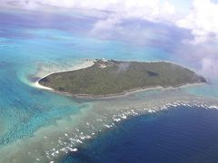 【新城島（空撮）】

上空から見た新城島（あらぐすくじま）の上地島（かみじじま）
新城島は「パナリ（島）」とも呼ばれます。パナリとは「離れ」の意。
（2003年7月6日撮影）