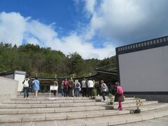 MIHO MUSEUM　に着いた。
欧米系のグループがいるんや。