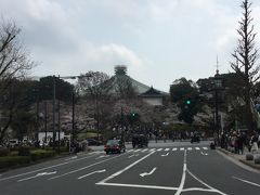靖国神社の第一鳥居(大鳥居)前から日本武道館を見る。今年は、武道館方向には行きません。