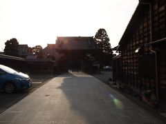 16：55　広済寺　歩いて蔵造りの町に行く途中にありました。ちょっと面白いものがあるので、寄っていきます。
山門は逆光だった。

青鷹山　慈眼院　広済寺
創建は室町時代という古刹です。