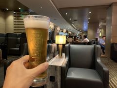 ということで、クアラルンプール空港のプラザプレミアムラウンジでビール飲んでちょっと仮眠