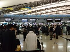 はい到着！！

そしていつもの写真。

左が通常列
真中のスカスカがwebチェックイン済列

今回初めてJALの国際線乗って氣付いたんですけどね。
オフィシャルサイトのwebチェックインの場所がすっごいわかりにくいんです。
もしかして日本人がどこの国の航空会社でもwebチェックインしないのって
実はJALとかANAのせいだったりするのではなかろうか…

ちなみにあてくし達が荷物ドロップして、その場を離れるまで
一切誰もwebチェックインバゲッジドロップに来る人はいませんでした。
本当に何なのだろうか…