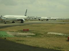 成田空港の出発ラッシュ！

座席の窓から振り向いたら離陸を待つ飛行機がお行儀よく
並んでいました。
