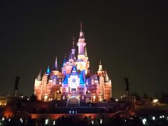 で、夜ショーはこんな感じ…30分くらい前から最前に立ち続けることになります。