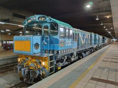 こちらが機関車。やはり急こう配を登っていくためトルクが必要なのか、ディーゼルの2連で走る。色もカラフルだ。