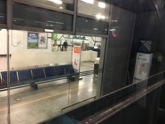 エアポートエクスプレスが便利なのは主要なホテルへの送迎バスを無料で利用できること。私たちが宿泊するホテル、ロイヤルパシフィックホテル＆タワーズへ向かうのはK２というバス。
係員さんがいるのでわからなければ教えてくれるので安心。