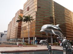 ホテルに到着！ずっと乗っていれば最後に立ち寄るのが目的地のホテルだったのですが、一番最初に止まるPrince hotelがすぐ近くだったので時間短縮のため下車。
隣にある、ロイヤルパシフィックホテル＆タワーズに無事到着です！

マカオへ移動するフェリーターミナルに直結していたのが便利そうで決め手でした。このゴールドな外観、無駄にゴージャスですごい。
スタッフさん、みんな親切で気持ち良くチェックインの手続きが出来ました。
（ちょっとした気遣いが本当に親切なホテルでした。）