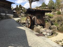 妻籠宿の水車は、熊谷家住宅の手前にありました。
御高札場の傍に水車と水車小屋（南木曽町吾妻８７６）です。
坂を上がって行くと景観のいい所に出ます。
そこの道沿いに熊谷家住宅があります。