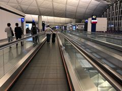 2時間半ほどで次の飛行機へ。
香港時間真夜中1時の飛行機なので、空港は人は少なめだった。
