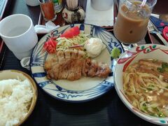 レストラン首里杜でお昼ご飯です。
あからさまに観光客向けのメニュー、アグー豚のステーキと沖縄そばのセットを。
美味しかったです。