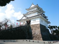 小田原城です！
とても良いお天気で白壁が青空に映えます。
影とのコントラストも美しい！