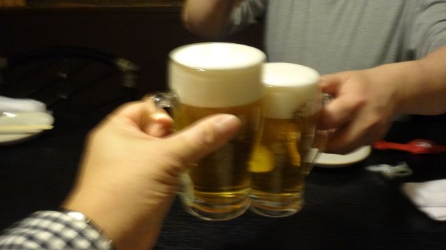 入店すると既にBTSさまがいらっしゃいました。<br /><br />まだ、お二人がお見えになりませんので、BTSさまより「ゼロ次会で乾杯の練習をしましょう」とフライング。<br /><br />カメラ片手の乾杯映像は、オフ会の定番といえましょう。<br /><br />テイク２までやるも緊張のあまり手振れ。<br /><br />「かんぱ～い」<br /><br />目の前で「五臓六腑に染み渡る～ゲフ」を見れました。