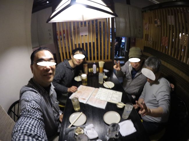 やや遅れてお二人が到着。<br /><br />はじめましてのご挨拶。私の広角写真に全員お入りいただきました。<br /><br />改めてメンバーのご紹介。<br />左手前から時計回りに、チェックシャツのデコの広いおっさんが私、Akr。とのっちさま、へけけさま、BTSさま。<br /><br />得意の目隠し加工をさせていただいておりますが、BTSさまだけは、へけけさま考案の「簡単！加工いらずですぐ旅行記にアップ出来るアイテム」を装着なさっています。※特許出願中。<br /><br />違和感ない(笑)<br />写真撮るたびにみんなでこれ付ければ写真加工いらないってか(笑)<br />よく考えるなあ・・・