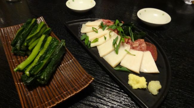 となりは、馬刺し(タテガミ付き）。<br /><br />なんとこれはクーポンでゲットだそうで。いやはやBTSさま、慣れてらっしゃいます。