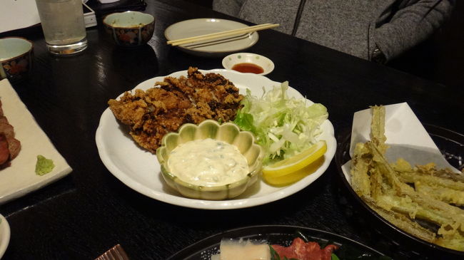 これは長野名物「山賊焼」。<br /><br />鶏もも肉を醤油ダレに付け、油で揚げた料理。チキン南蛮のようなビジュアルですがそれとも違う。さくさくの衣と柔らかいもも肉のコンビネーション。美味しかった。