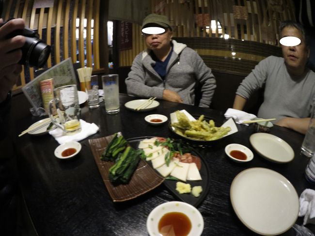 楽しい宴。<br /><br />初対面でしたが、皆さんのイメージと実際の印象を記します。<br /><br />BTSさま→野太い声で豪快(実際は、優しくてダンディな方でした）<br />とのっちさま→早口で辛口(実際は温厚で落ち着いた方でした）<br />へけけさま→そんまんま。<br /><br />なぜか、へけけさまだけは想像通りのお顔と声。まったく違和感ありませんでした。どこかで会ったことある？って思う位。<br />ユーモアあふれる方でした。<br /><br />旅行記の文章とたまに出る自撮り写真だけでイメージ膨らませるって難しいですね。<br /><br />みなさんいい人で良かった。<br /><br />明日、オーヤシクタンさまにお会いするのが楽しみ。<br /><br />