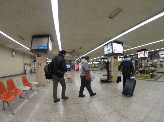 無事、全員揃い、長電に乗ります。<br /><br />とのっちさまが改札の中から登場したのはびっくりしましたが(笑)<br />彼の一日はすでに始まっていたようです。夕べも遅かったのに凄いなあ。