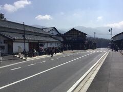 馬籠宿の反対側のバス停には大勢の観光客が待っていました。