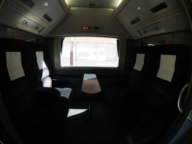 今日乗るのはなんと１編成に１室しかない個室！<br /><br />これもすべて、とのっちさまの努力の賜物なのでございます。なんととのっちさま、長野駅の窓口が開く早朝より並んでこの列車の個室券をゲットしていただいたのであります。<br /><br />その時、ホテルで悠長に朝飯を食らっていた新参者のおっさんをお許し下さい。<br /><br />ＮＥＸ時代からの憧れの個室に乗れるなんて幸せ者だ。