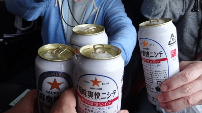 さっそく朝ビをします。<br /><br />お飲み物は、とのっちさまがご準備いただいた新潟限定の「風味爽快ニシテ」です。私の大好物である亀田製菓のサラダホープまで。<br /><br />至れり尽くせりです。<br /><br />なにもしないですみません。。。