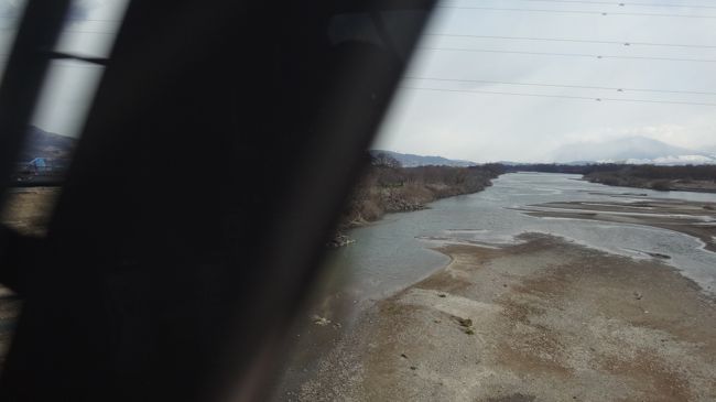 地下区間を出ると千曲川を渡ります。