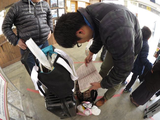 組合員の日常と思って暖かい目で見守って下さい。<br /><br />さて、こうしている間にもとのっちさまは次に乗る列車の自由席の号車を確認しています。さすがとのっちさま、抜かりがない。<br />そして大型時刻表をお持ちだ。<br /><br />「紙媒体」は乗り鉄には必須アイテム。ネットが普及しようが紙時刻表の扱いには叶いません。<br />でも、私はいまは小型のコンパス。荷物が重いと老体には堪えるんです。