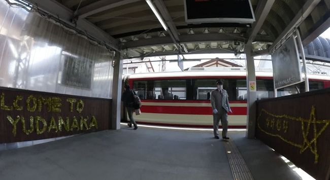 ついに改札の時が来た。<br /><br />BTSさまの影響ではないが、各馬いっせいのスタートのような構図に。<br /><br />とのっちさま、目もくれずに先頭車へダッシュ。まるで福男選びのようだな(笑)